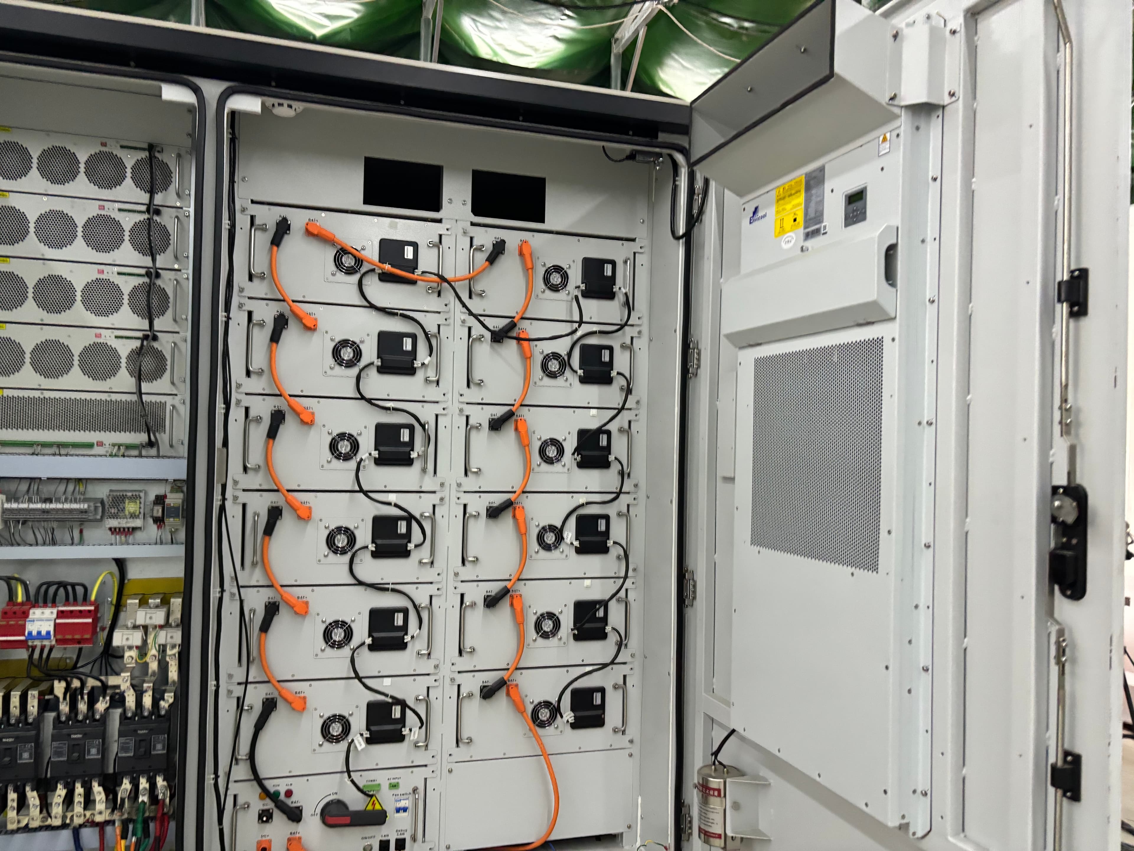 Outdoor energy storage cabinet with battery modules