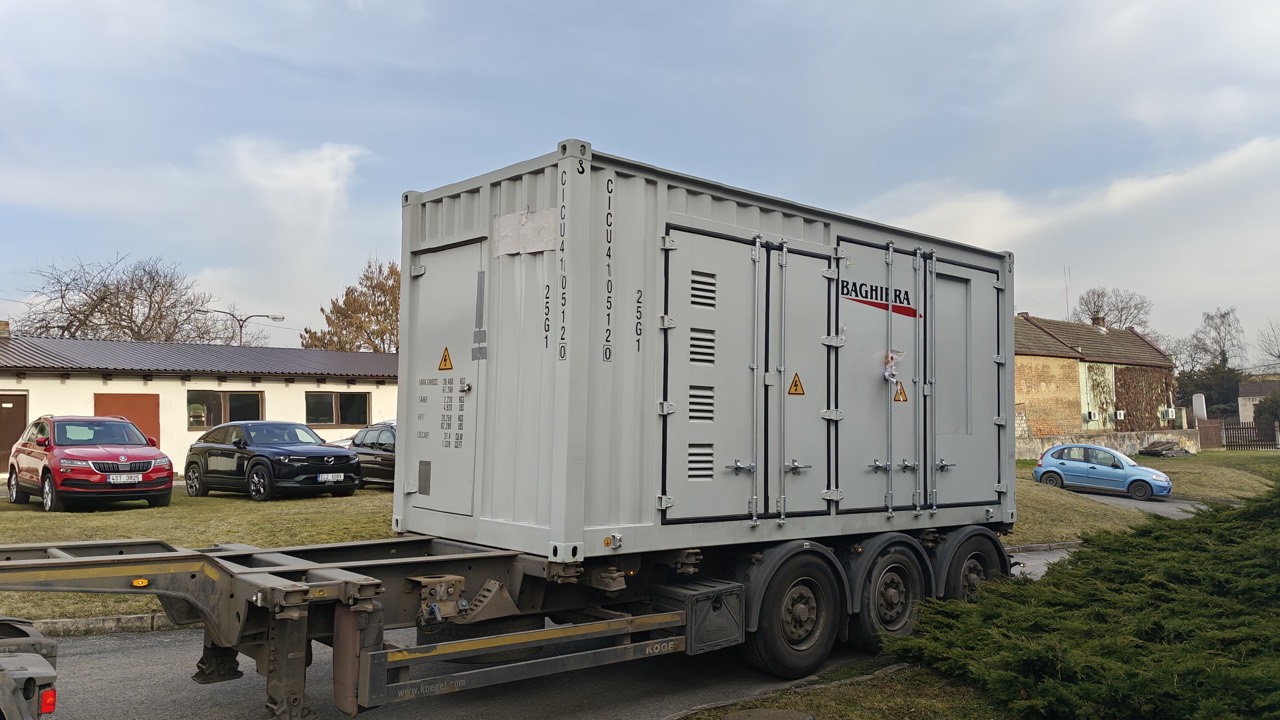 Delivery: the container arrives on a transport trailer.