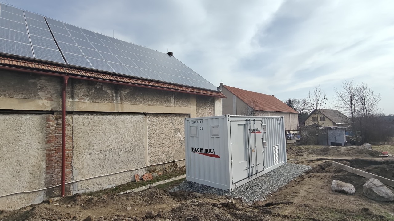 Wide site view showing the rooftop PV array and BESS during installation.